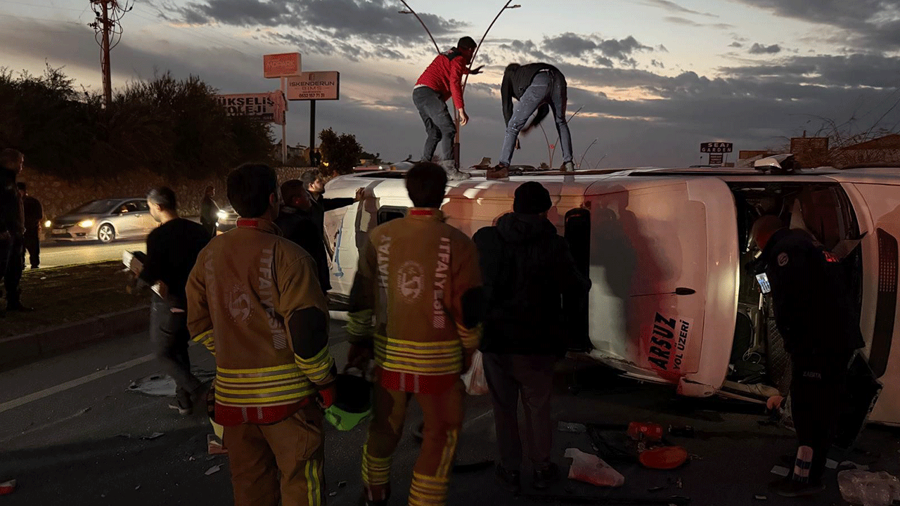 Arsuz'da can pazarı kuruldu! Zincirleme kazada yaralı sayısı korkunç seviyeye ulaştı!