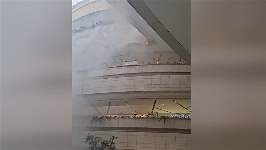 AVM'de çıkan yangın söndürüldü