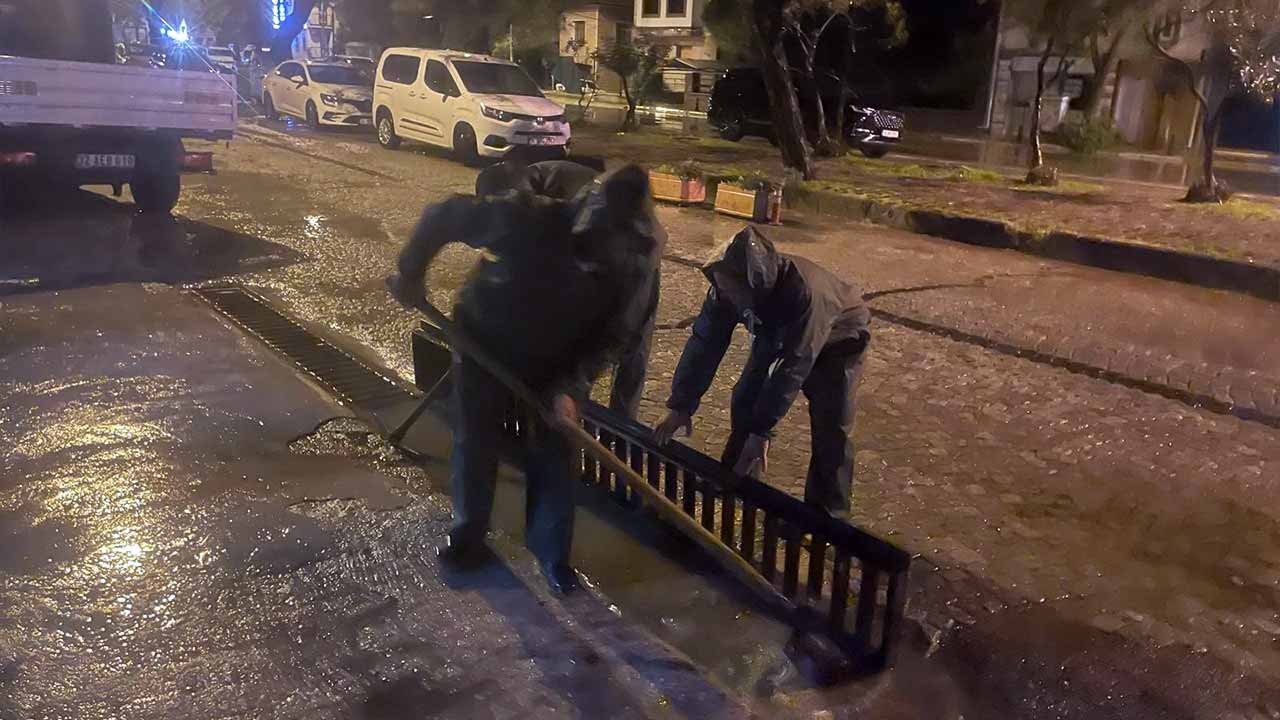 Ayvalık’ta şiddetli yağmur sonrası ortalık savaş alanına döndü!