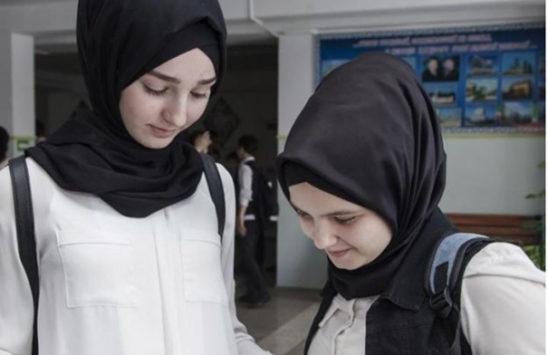 Azgınlar bastırdı mahkeme boyun eğdi! Kosova’daki başörtüsü zulmü yeni değil