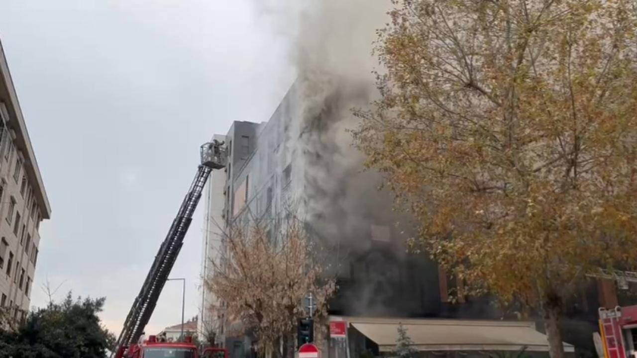 Bağdat Caddesi’nde yangın: 2 bloklu bina küle döndü