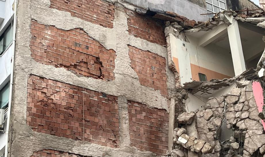 Balçova’da yıkım paniği: Bitişikteki bina zarar gördü, fatura belediyeye kesildi!