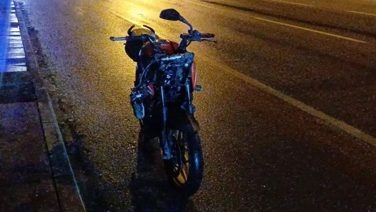 Bariyerlere çarpan motosikletli genç can verdi
