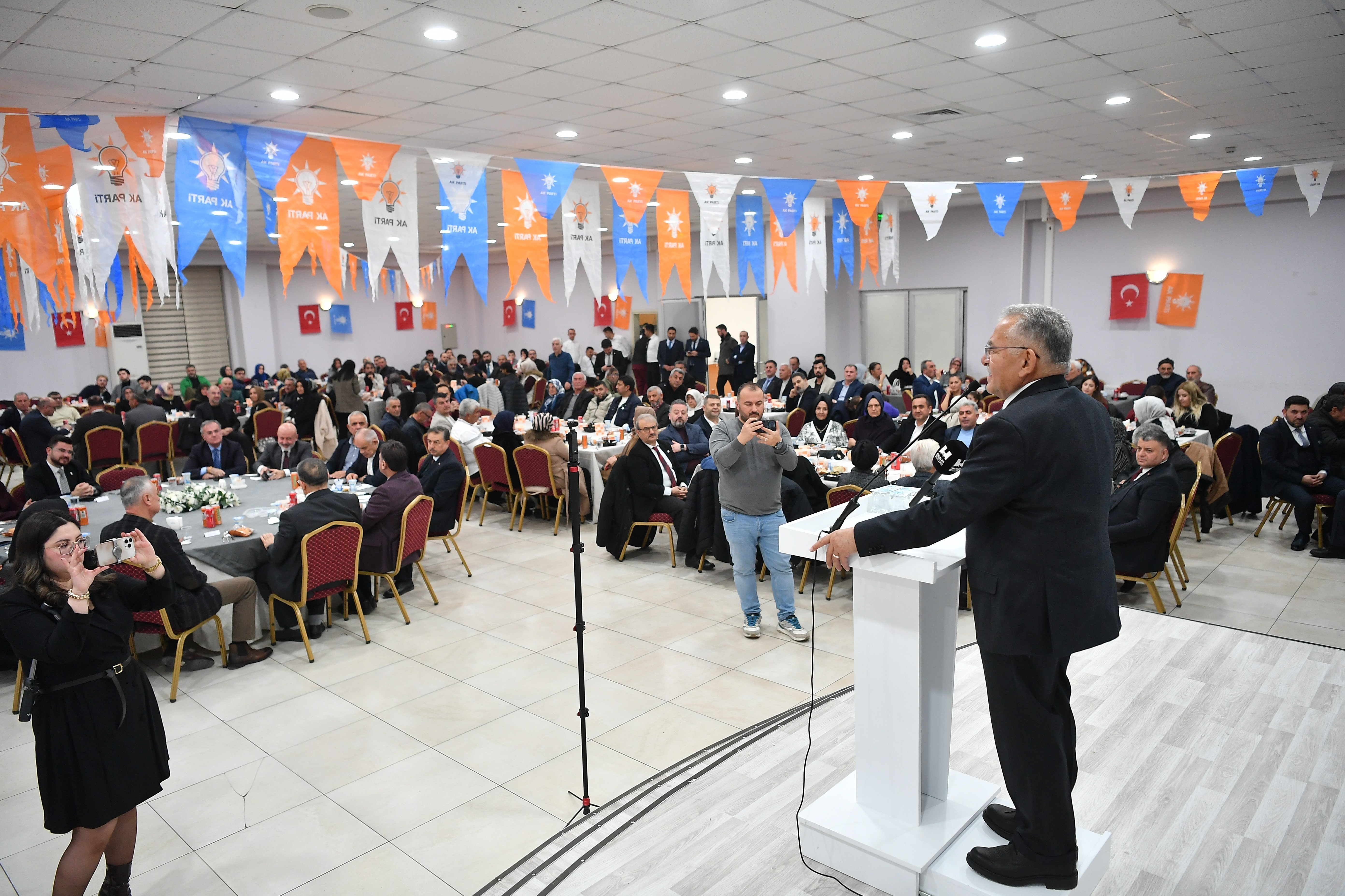 Başkan Büyükkılıç, AK Parti İl Danışma Meclisi’nde Kayseri’ye yönelik projeleri anlattı