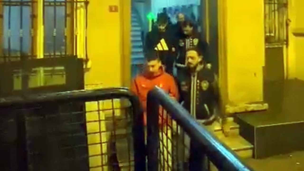 Beyoğlu’nda akılalmaz kapkaç planı! Telefonu folyoyla gizlediler!