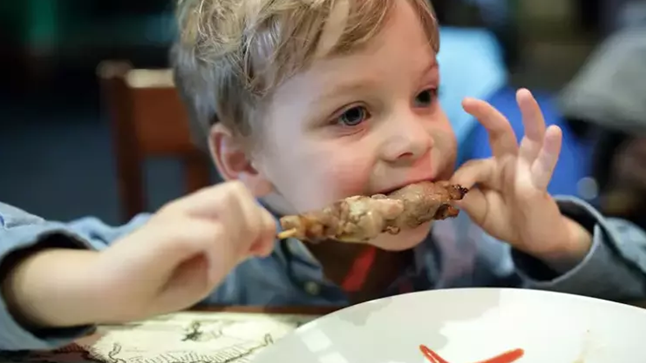 Bilimsel analiz: Et yemeyen çocuk daha kısa ve daha zayıf!