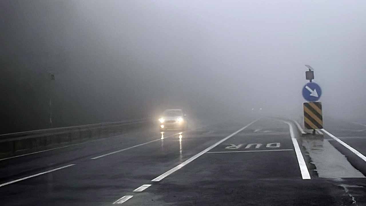 Bolu Dağı’nda görüş kayboldu! Sağanak ve sis sürücüleri zorladı