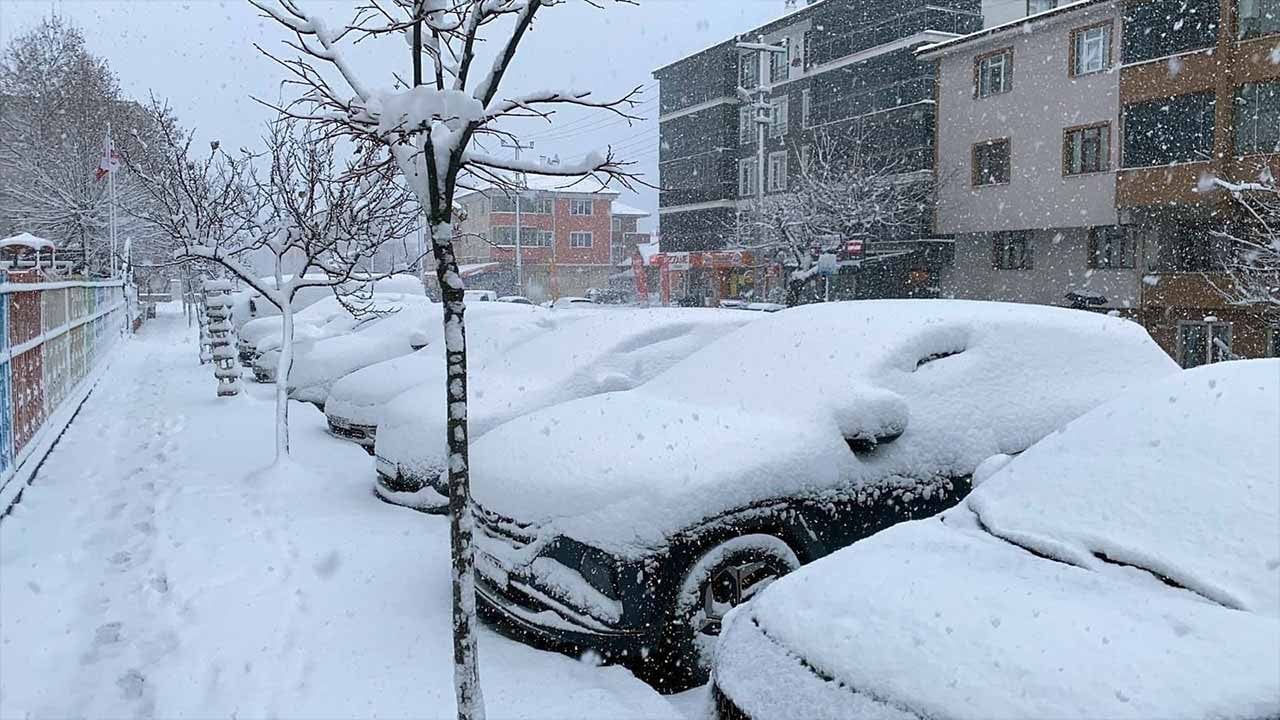 Bolu’da kış masalı başladı! Şehir merkezinde kar kalınlığı 20 santimetreyi buldu