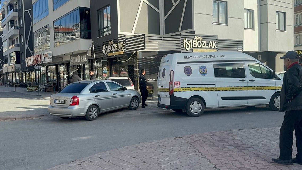 Borç kavgası kanlı bitti! Dükkan sahibi göğsünden bıçaklandı