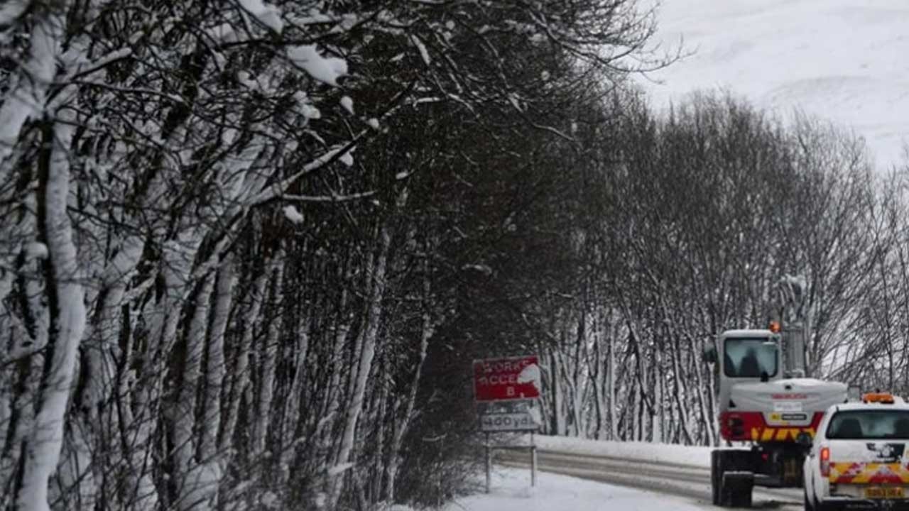 Britanya'da buz ve kar hayatı felç etti