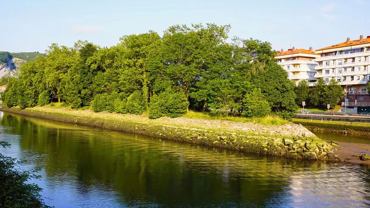 Bu adanın dünyada eşi benzeri yok! Her 6 ayda bir başka ülkenin oluyor