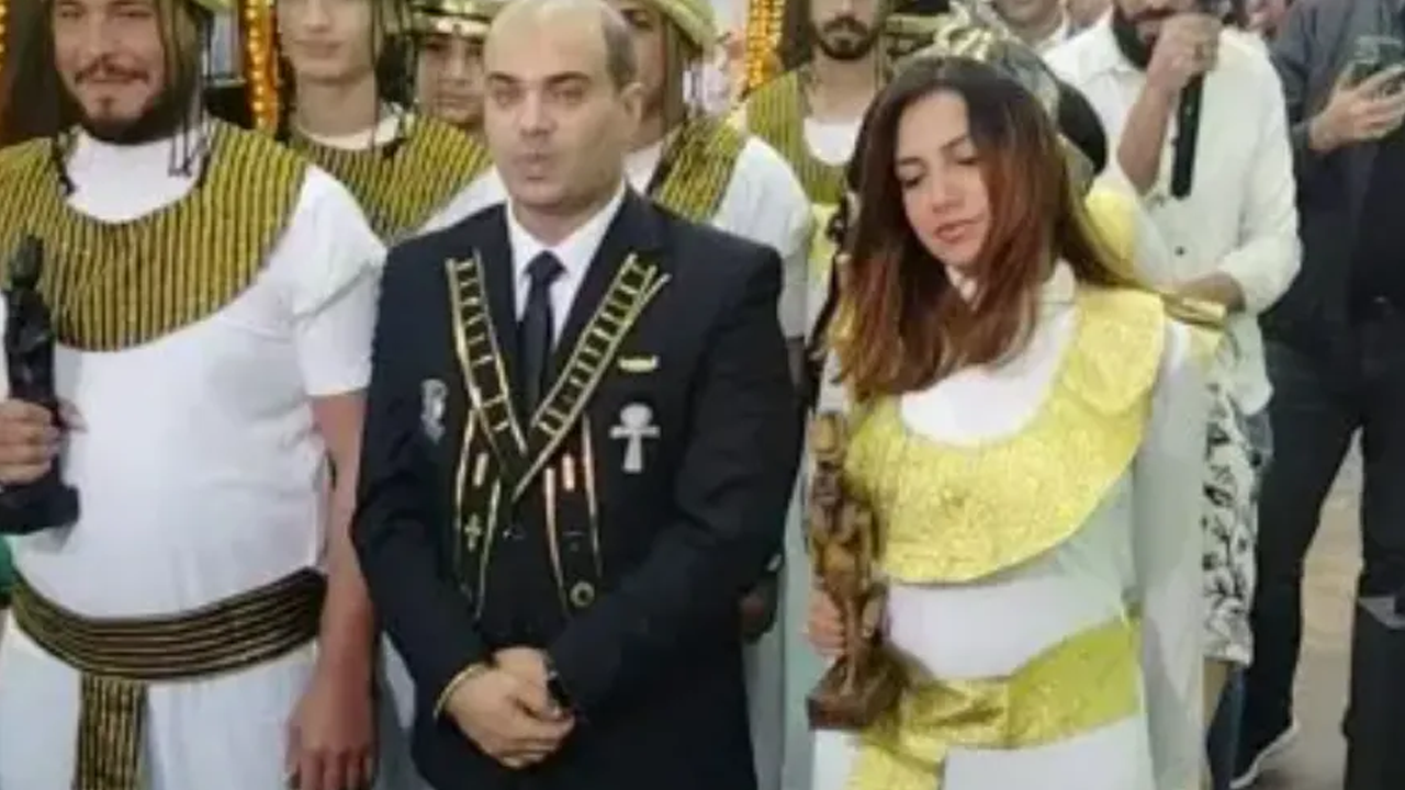 Bu da oranın CHP'si... Firavun kıyafetiyle adaylık mitingi yaptılar