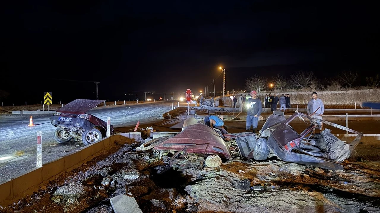 Çarpışan araçlardan biri parçalara ayrıldı!