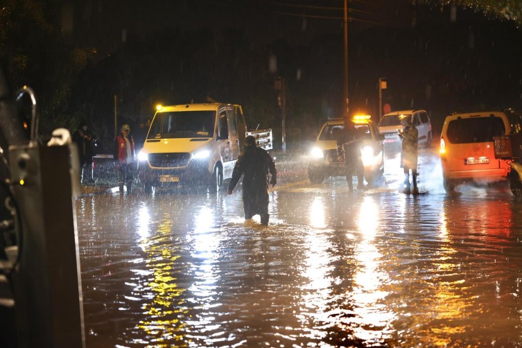 Çeşme’de Sağanak: Deniz Karayla Birleşti, Caddeler Göle Döndü