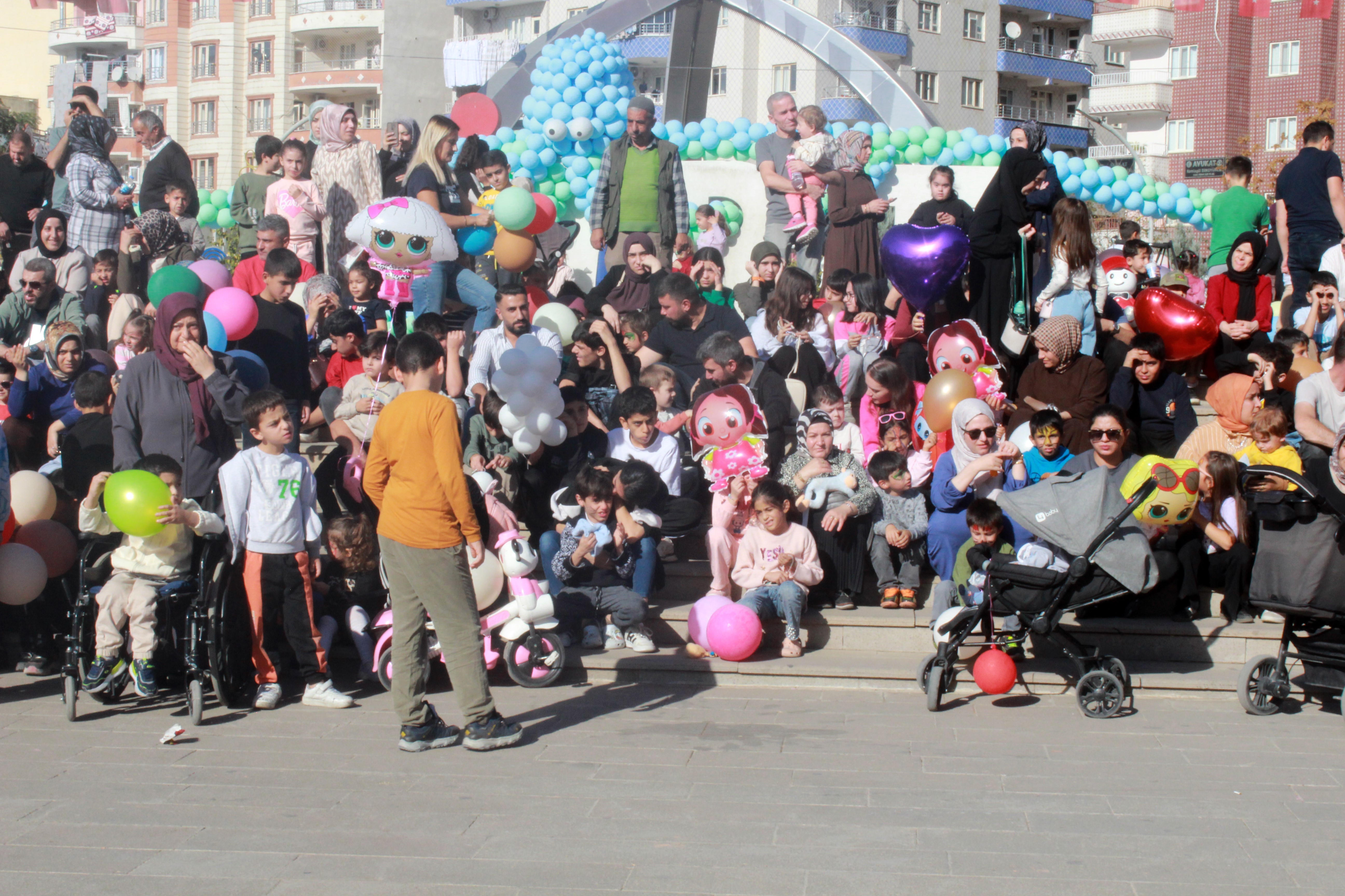 Çocuklara "Bir Balon" yetti. Doyasıya eğlendiler