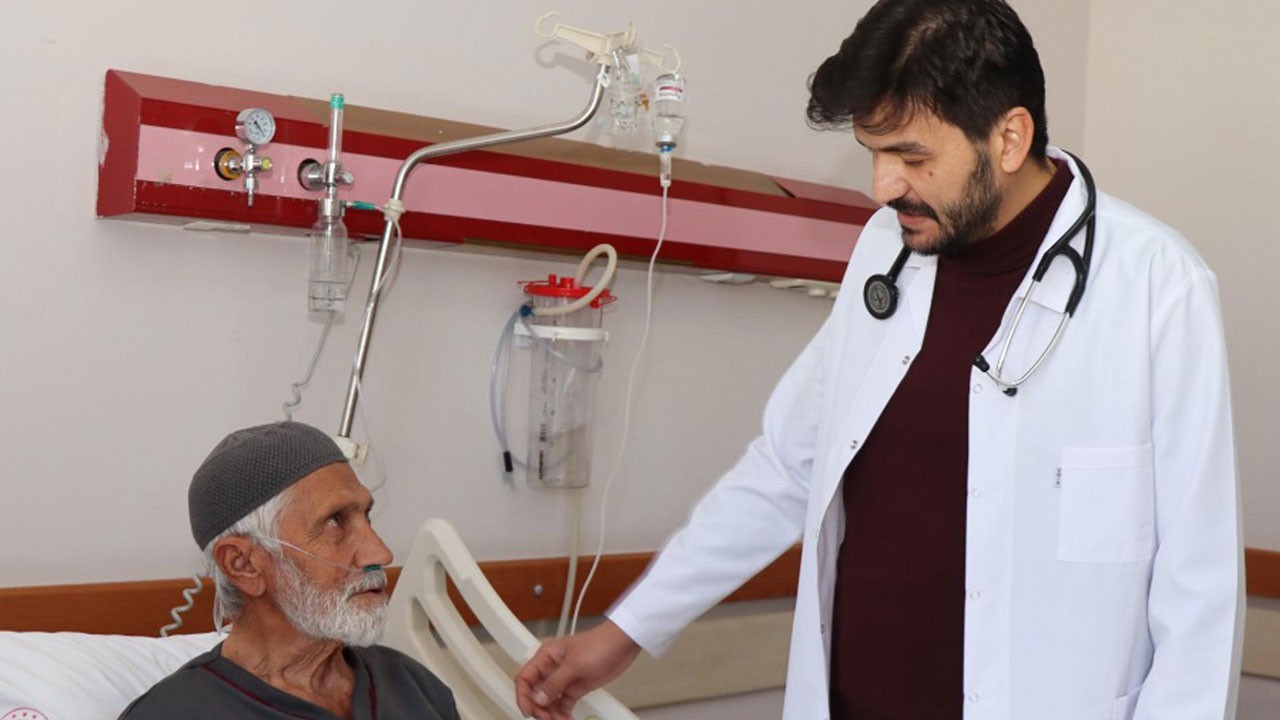 Dakikalarla yarıştılar! Kalp zarından 1 litre sıvı boşaltıldı