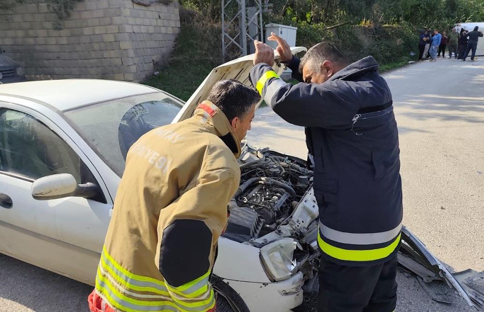 Defne’deki kazada minibüs yan yattı iki kişi yaralandı