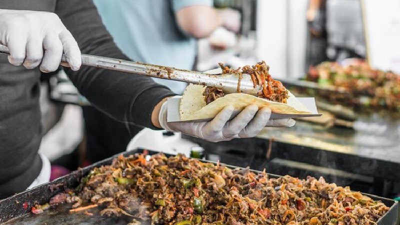 Dışarda yemek yediniz: Zehirlendiğinizi nasıl anlarsınız?
