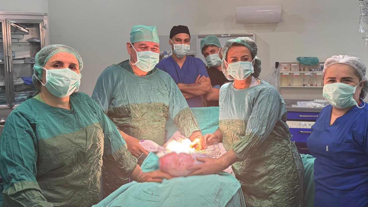 Doktorlar bile şaşırdı! 70 yaşındaki hastanın karnından çıkarıldı