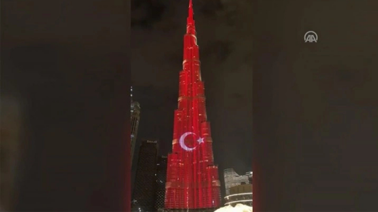 Dubai’deki dünyanın en yüksek gökdeleni Türk bayrağıyla aydınlatıldı