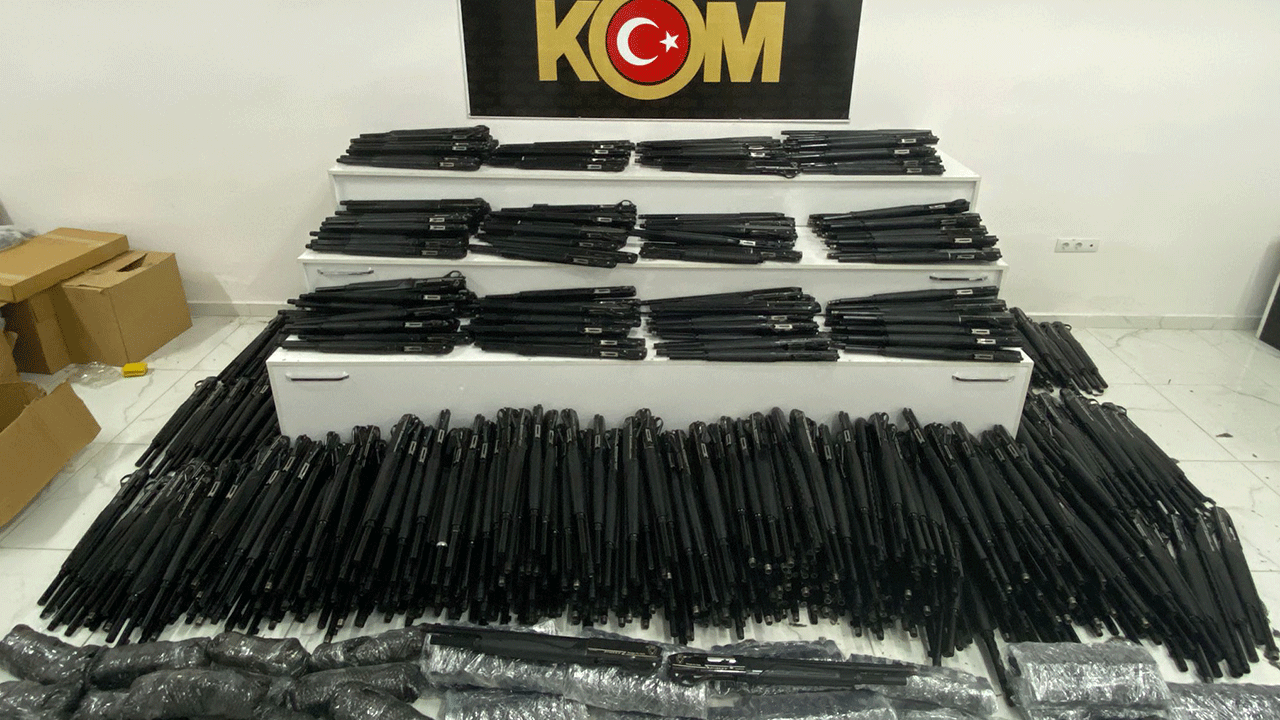 Durdurulan araçtan çıkanlar 'pes' dedirtti