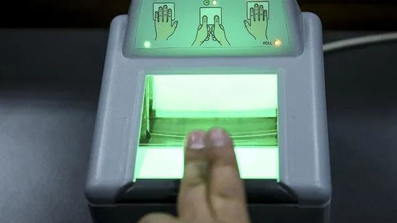 Ehliyet yenilerken şok yaşadı: 60 yıllık gözlükçü parmak izlerini kaybetti