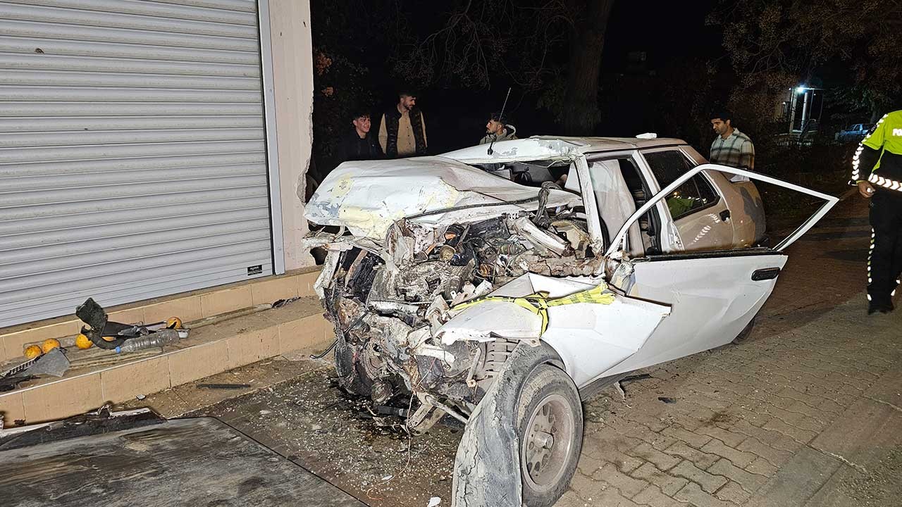 Ehliyetsiz sürücü ve arkadaşı feci kazada öldü