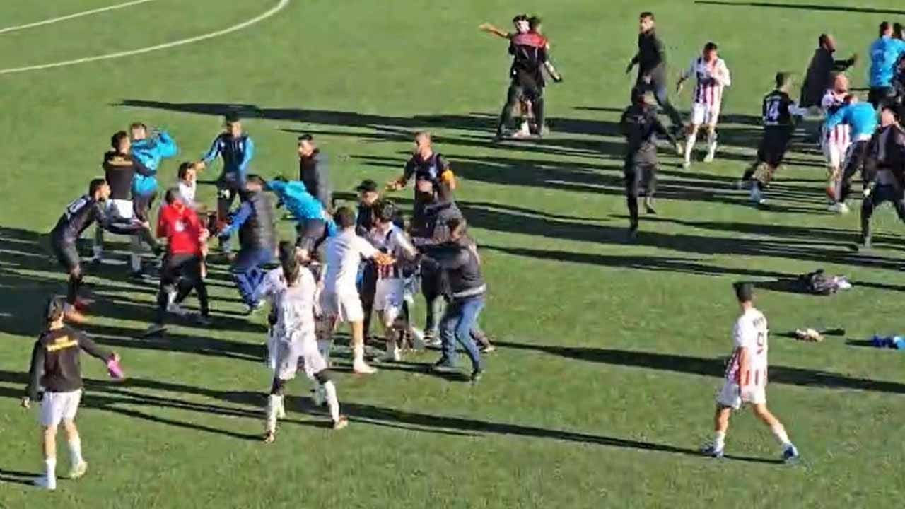 Elazığ amatör maçında saha karıştı! İdman Yurdu ile Kovancılarspor maçında kavga çıktı