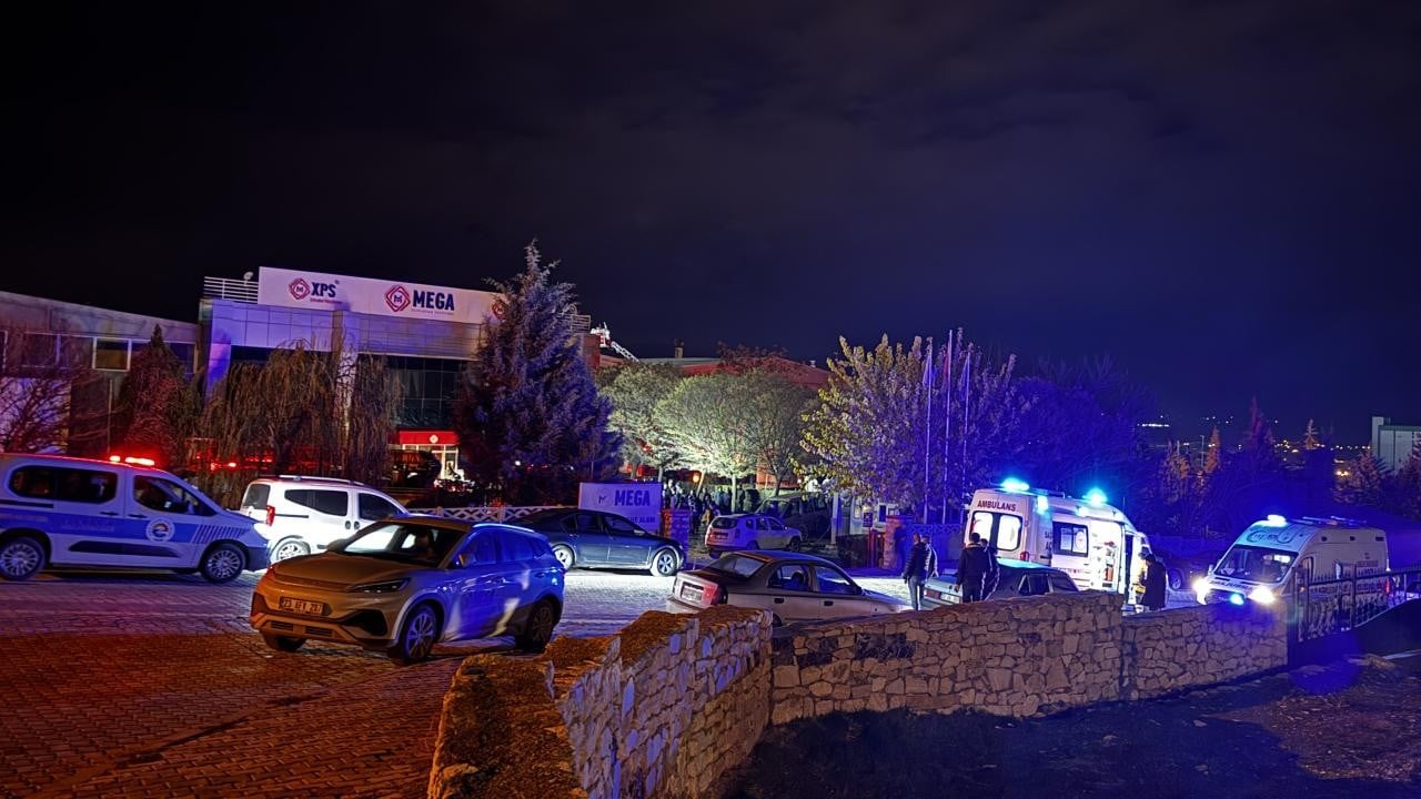 Elazığ'da fabrikada çıkan yangında 16 işçi dumandan etkilendi