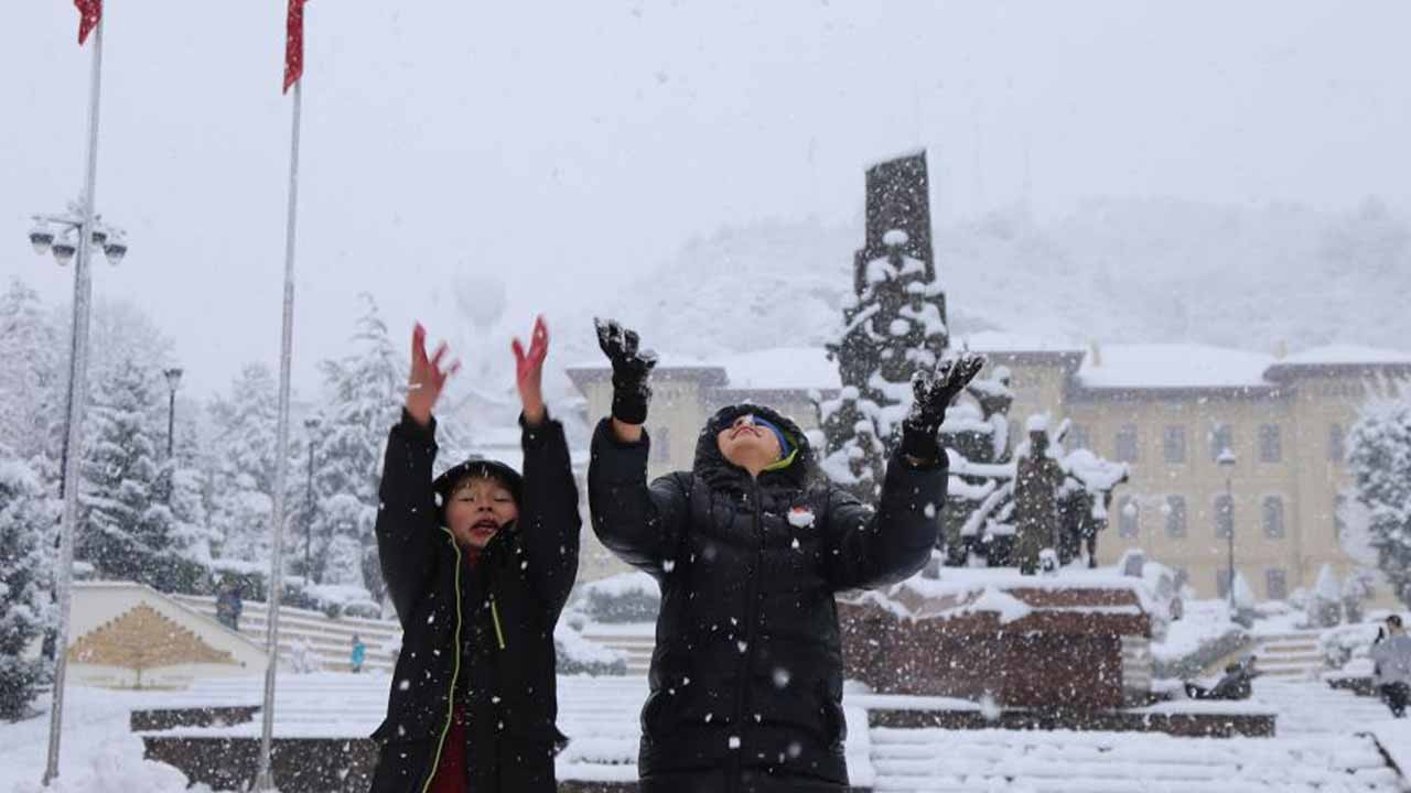 Elazığlı öğrencilere kar tatili müjdesi! Şehir beyaz örtüyle kaplandı, eğitime ara verildi