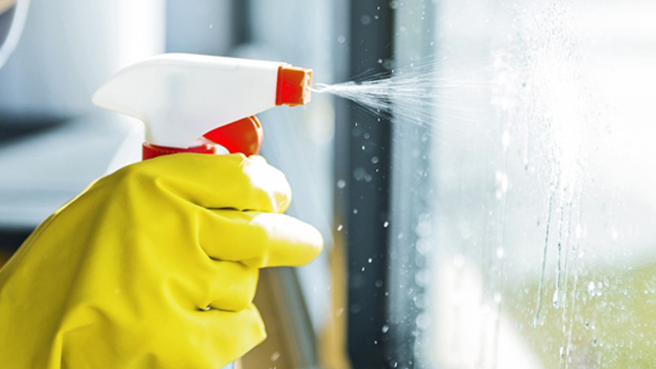 En doğru cam silme yöntemi! Cam temizleyici su nasıl hazırlanır? Pratik yöntem, etkili doğal çözümler