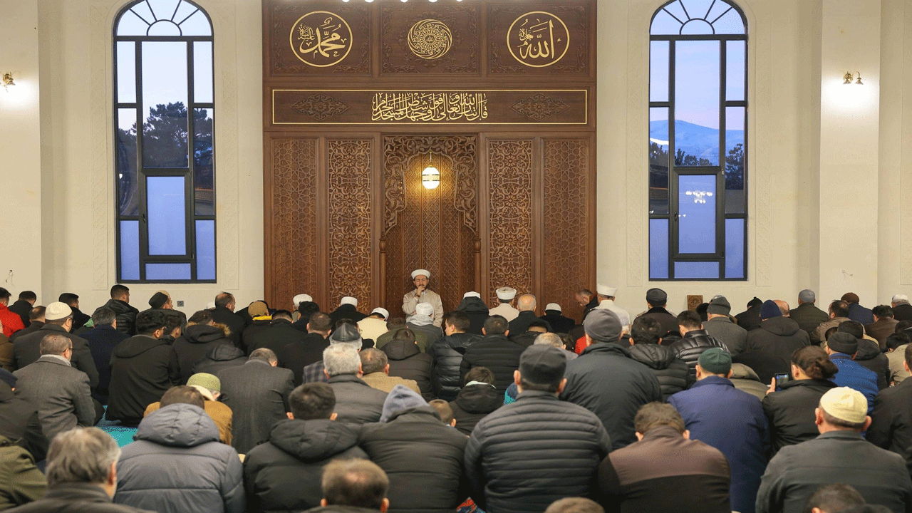 Erzincan Üç Aylar’ı Terzibaba Külliyesi’ndeki sabah namazıyla karşıladı