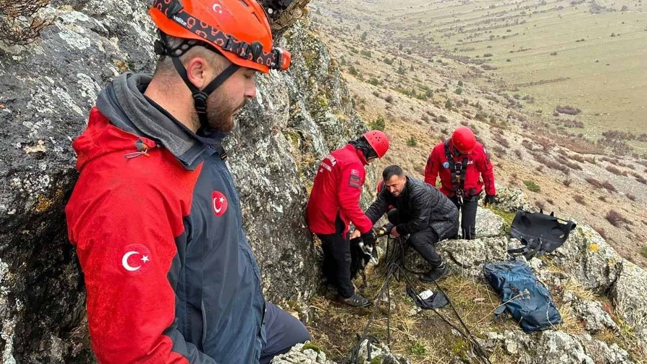Erzincan’da nefes kesen kurtarma! Kayalıklarda mahsur kalan keçiler kurtarıldı!