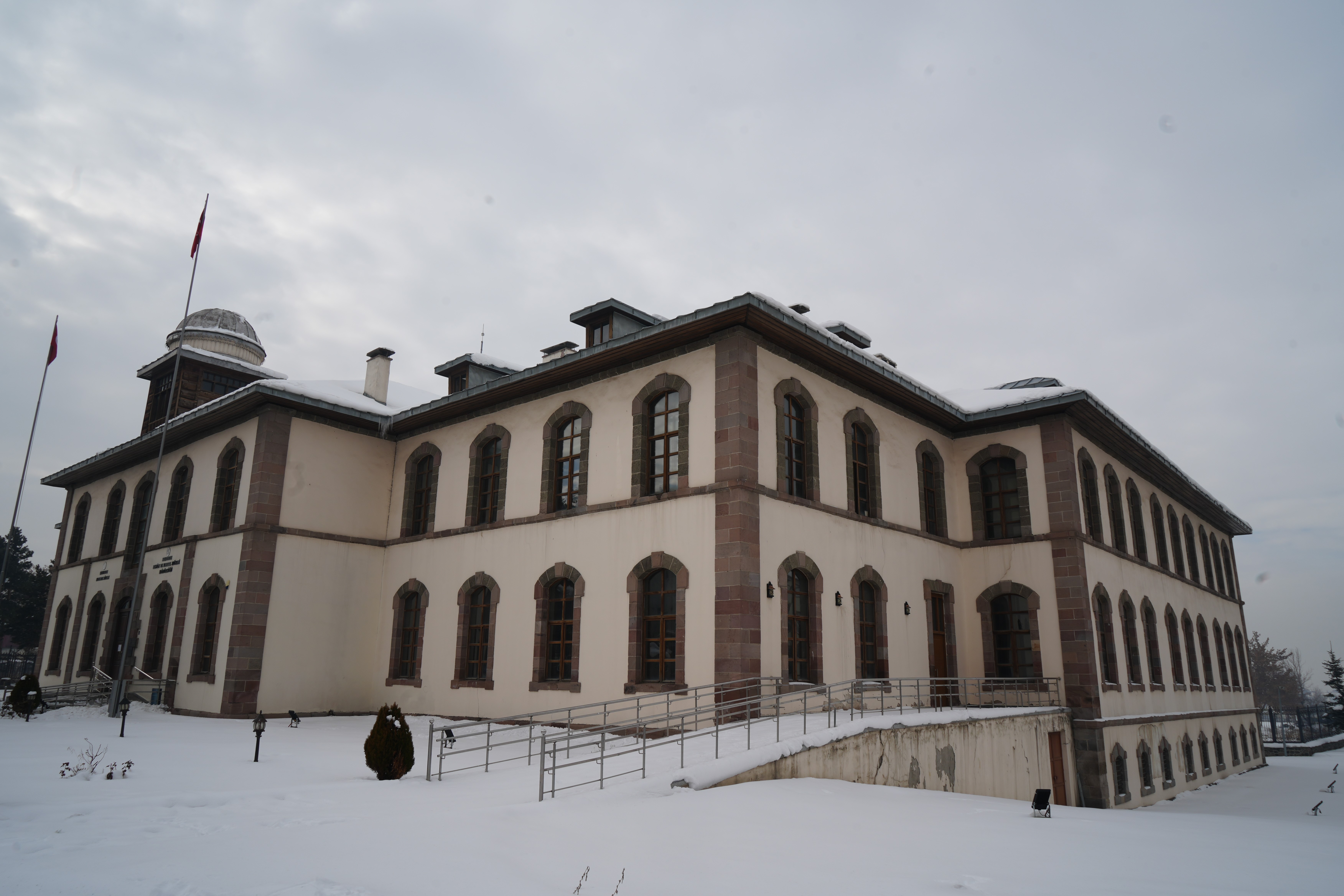 Erzurum Kongre Binası’nda tehlike! Ziyarete kapatıldı