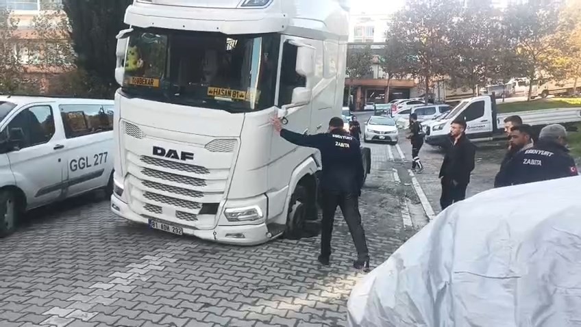 Esenyurt’ta Şaşkına Çeviren Olay! TIR Bir Anda Yola Saplandı