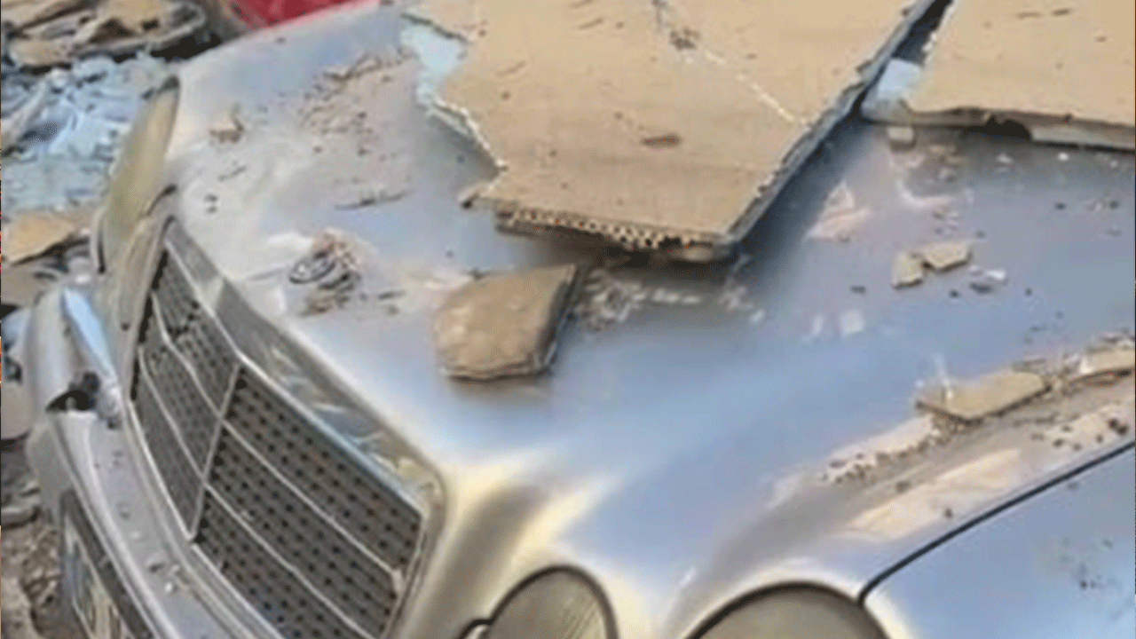 Etimesgut’ta binalar parça parça araçların üzerine döküldü!