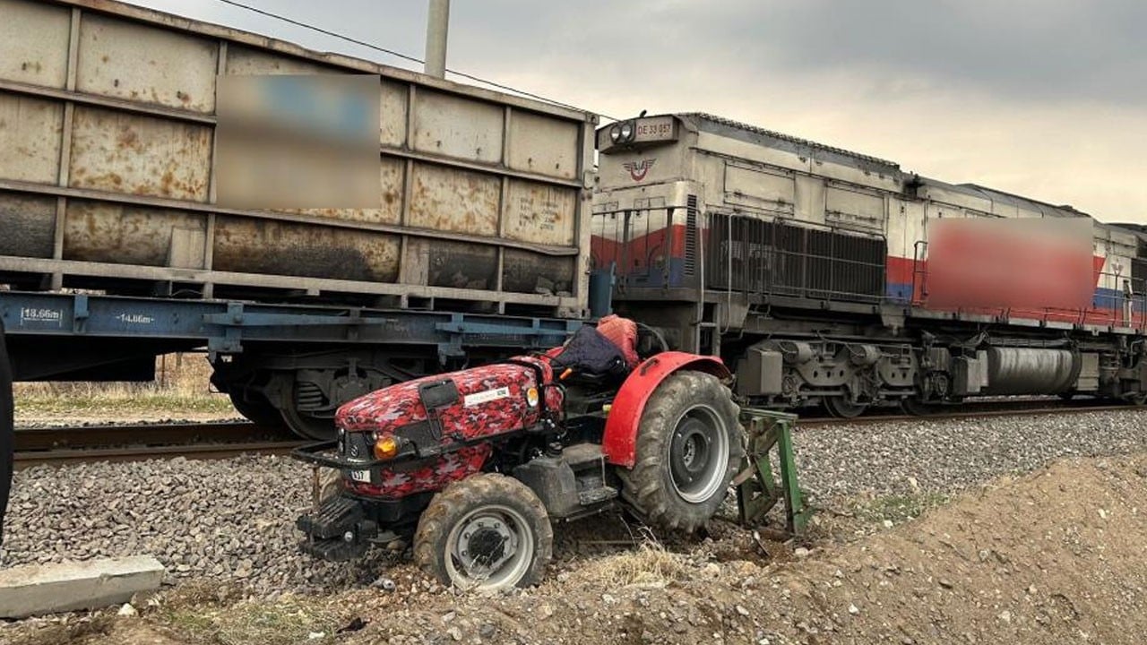 Feci kaza: Traktöre tren çarptı