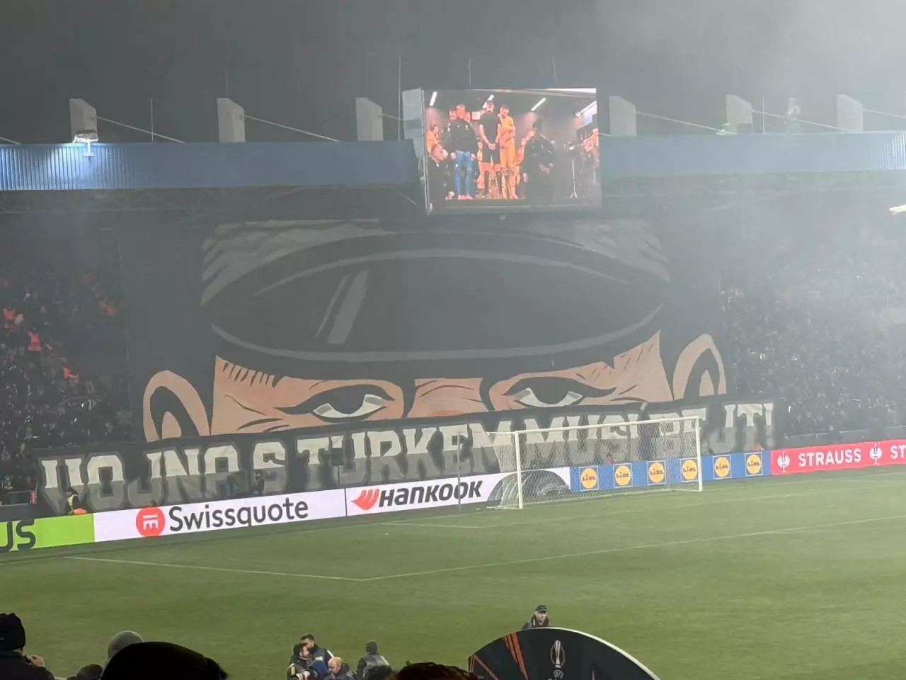 Fenerbahçe maçında Çeklerden hadsiz pankart!