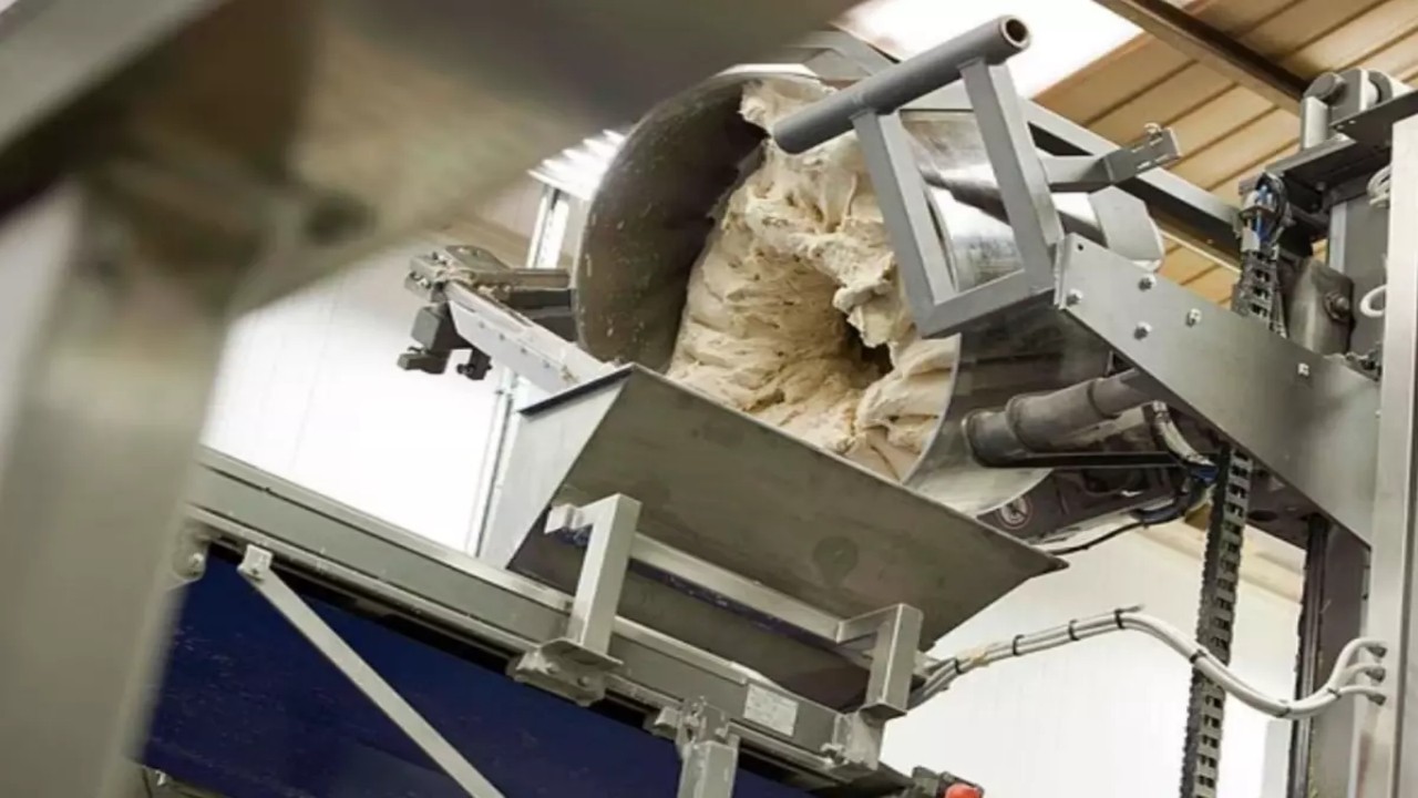 Fırında korkunç ölüm! Eşarbı makineye dolandı, iki çocuk annesi hayatını kaybetti