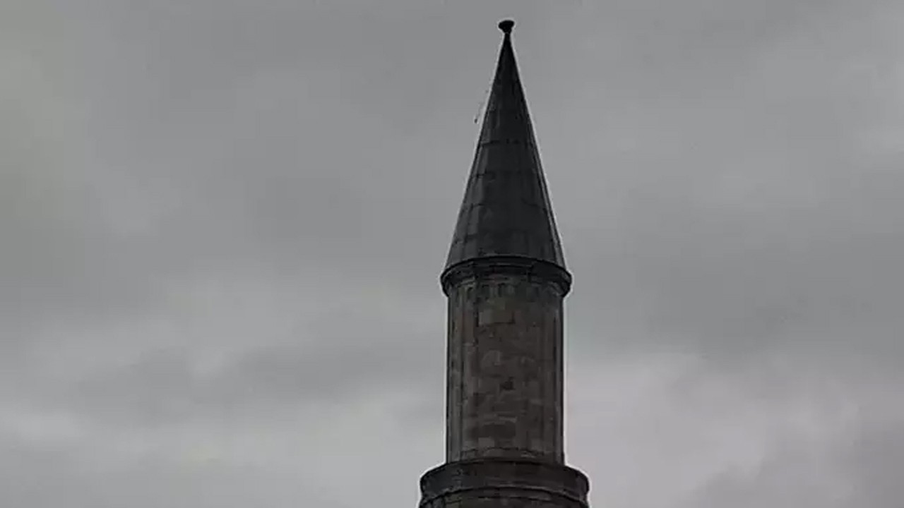 Fırtına Ayasofya minaresinin alemini uçurdu