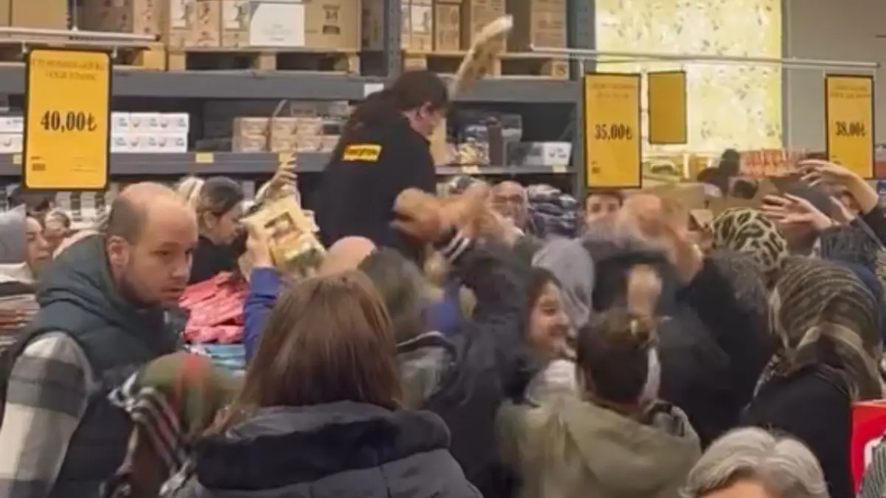 Flaş indirim izdihama yol açtı, ürünleri vatandaşlara fırlattılar