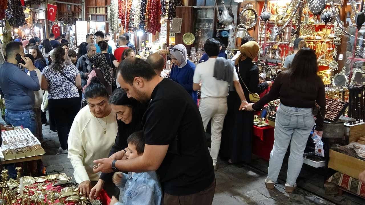 Gaziantep'te ara tatil bereketi! Turistler tarihi sokaklara akın etti