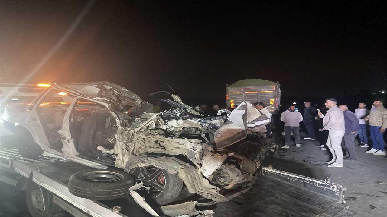 Gaziantep'te otomobil kamyona çarptı: 3 kişi hayatını kaybetti