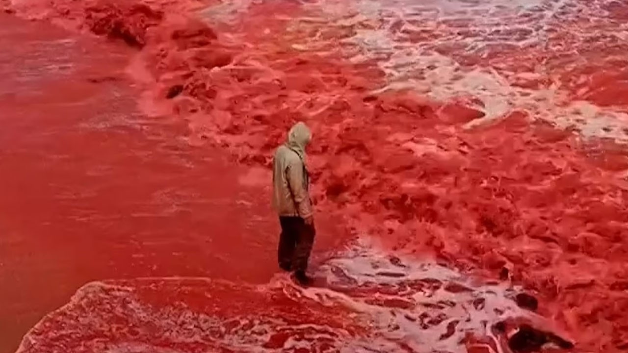 Görenler gözlerine inanamadı! İran’da deniz suyu kızıl renge büründü