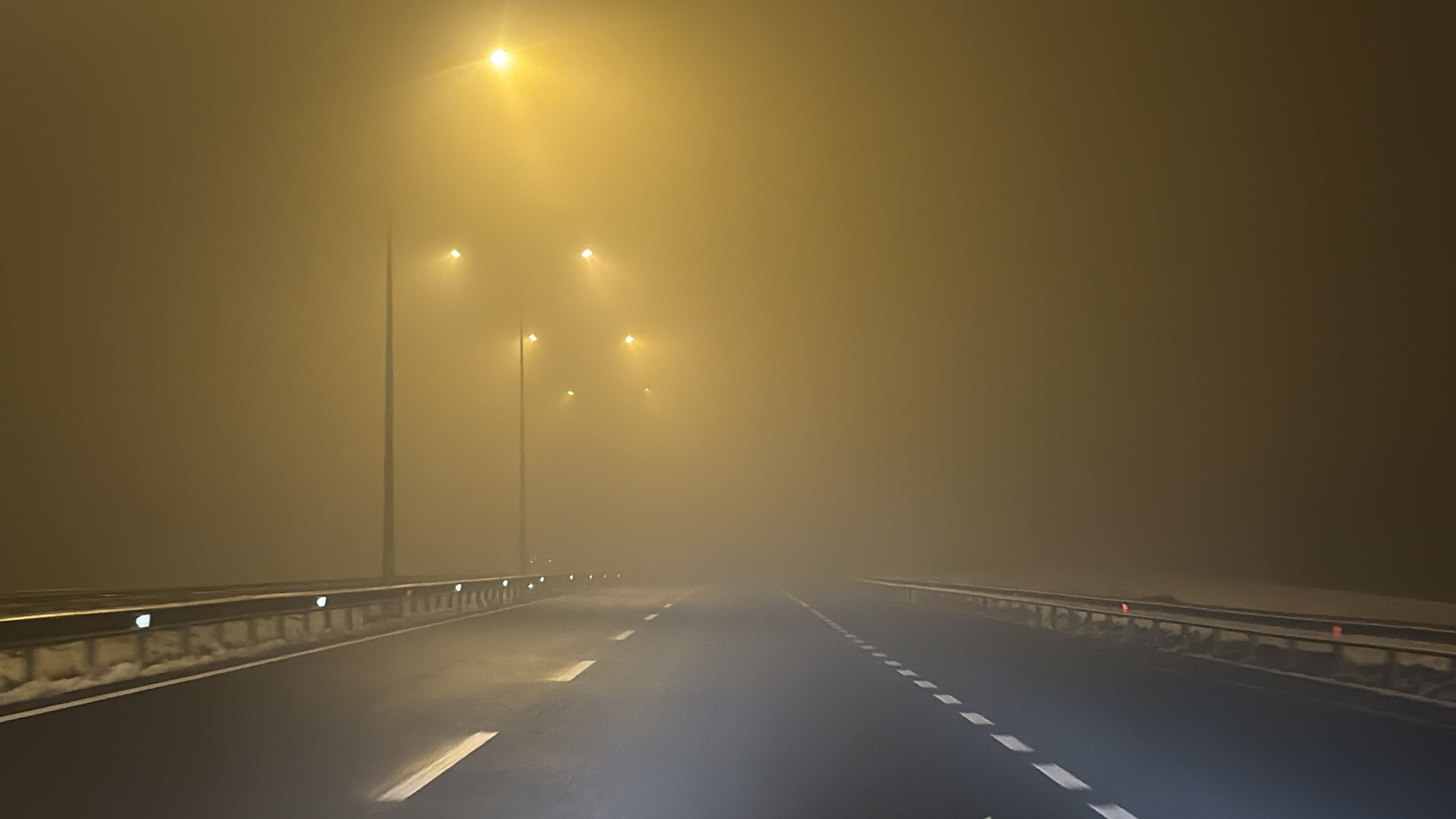 Göz gözü görmüyor! Düzce'de dev sis bulutu hayatı felç etti!