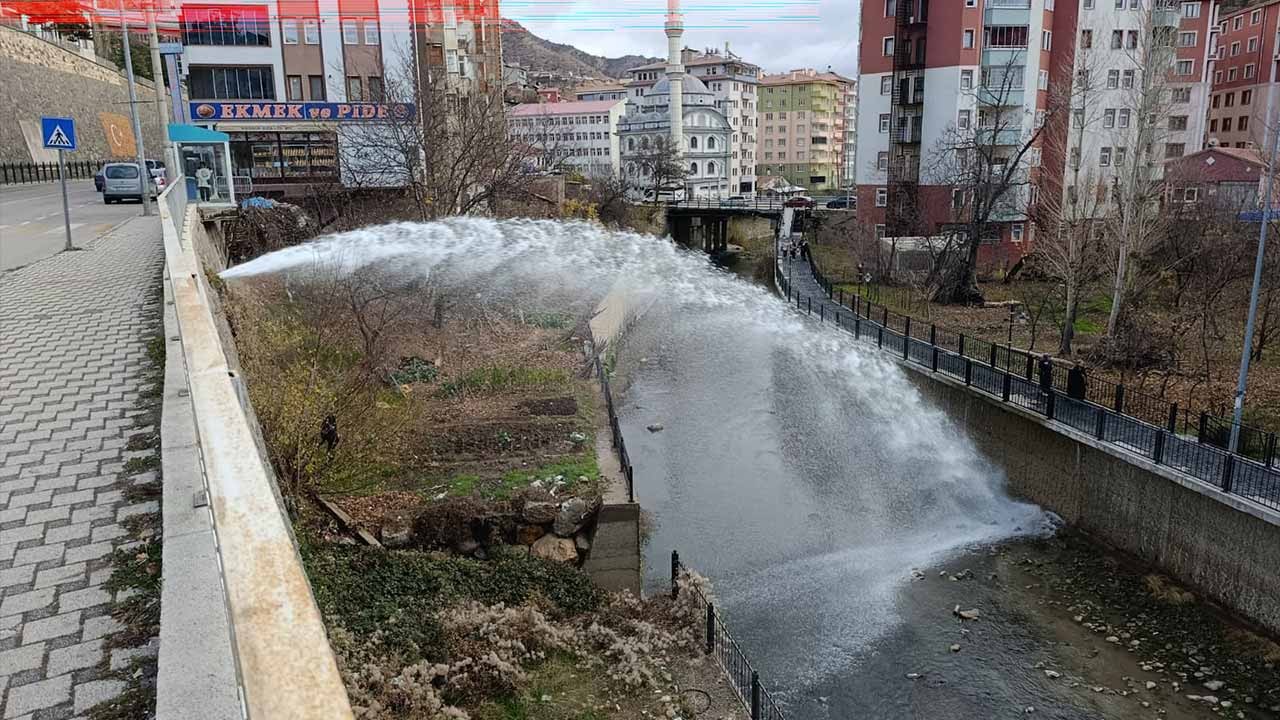 Gümüşhane’de şaşkınlık yaşatan manzara! Açılan vana tonlarca suyu heba etti!
