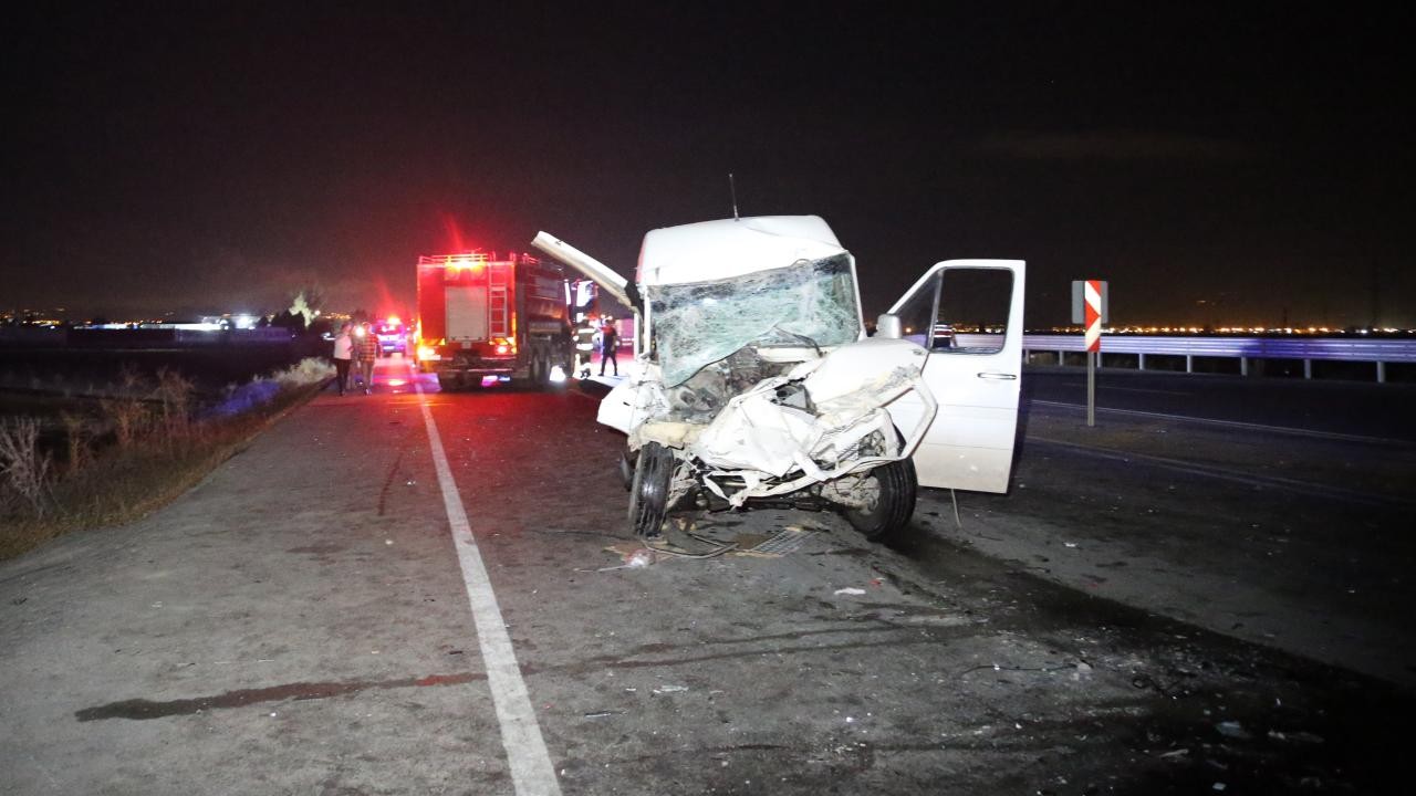 Hatay'da minibüs ile traktör çarpıştı: 14 kişi yaralandı