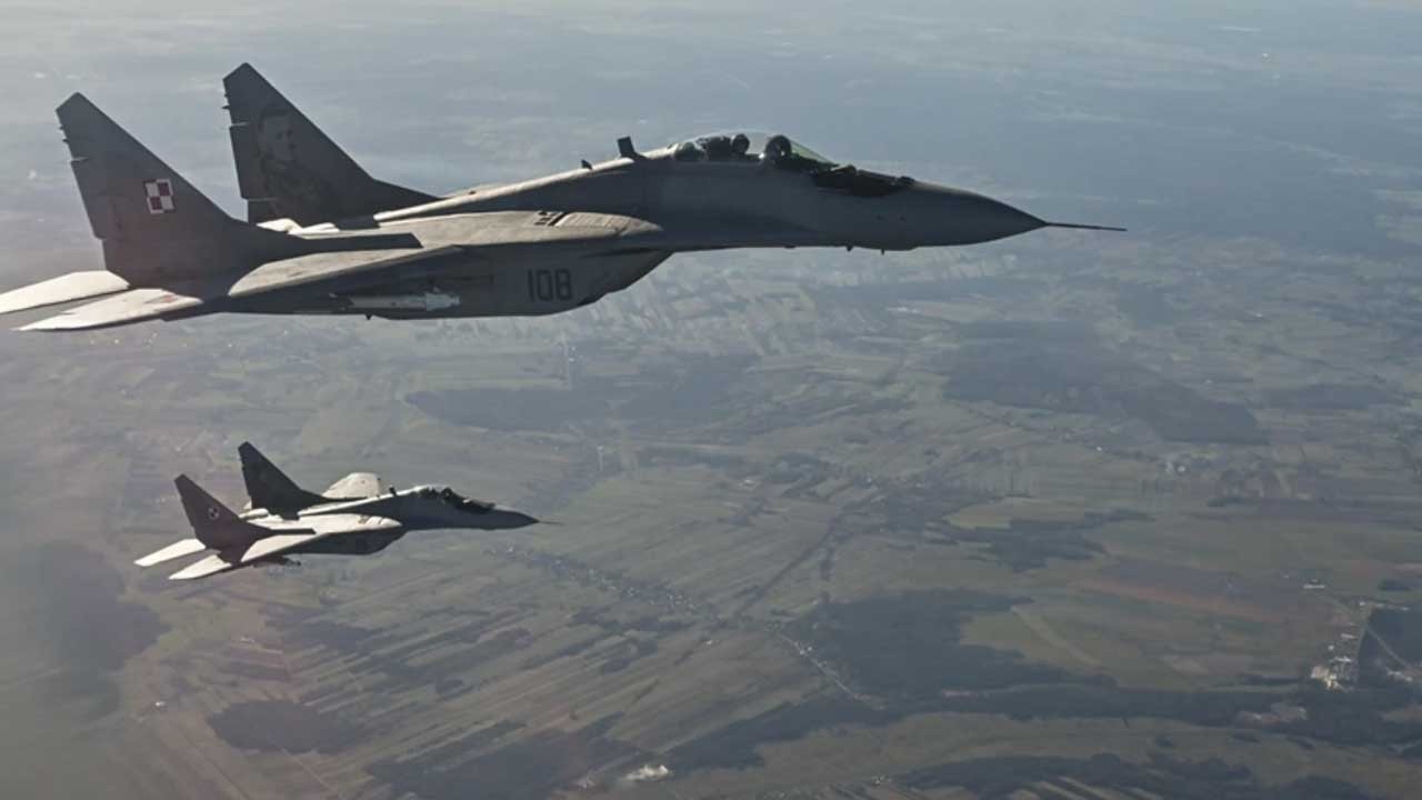 Havada sıcak anlar! Rus keşif uçağı engellendi