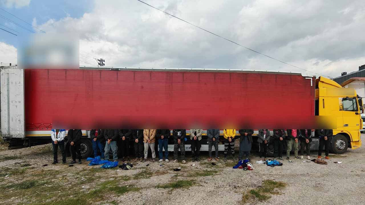 Hepsi Sivas'a girecekti! Tır dorsesinden bakın ne çıktı