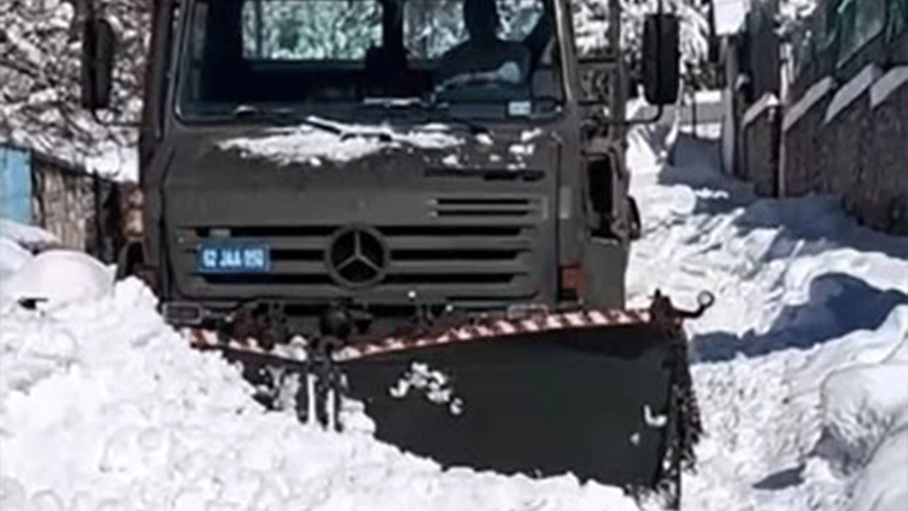 Hozat karlar altında! Mehmetçik tipi ve fırtınaya karşı yollara indi